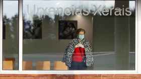 Una mujer se asoma a la ventana de las urgencias del Hospital de Lugo.