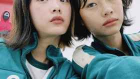 HoYeon Jung y Lee Yoo-mi, interpretando sus papeles en 'El juego del calamar'.