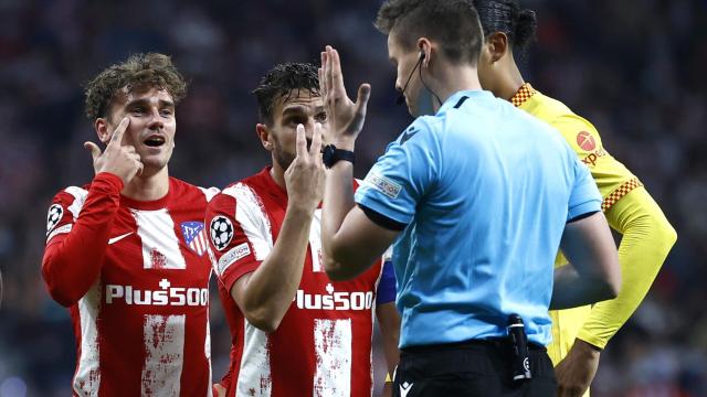 El momento de la expulsión de Antoine Griezmann por poner su pie en la cara de Roberto Firmino