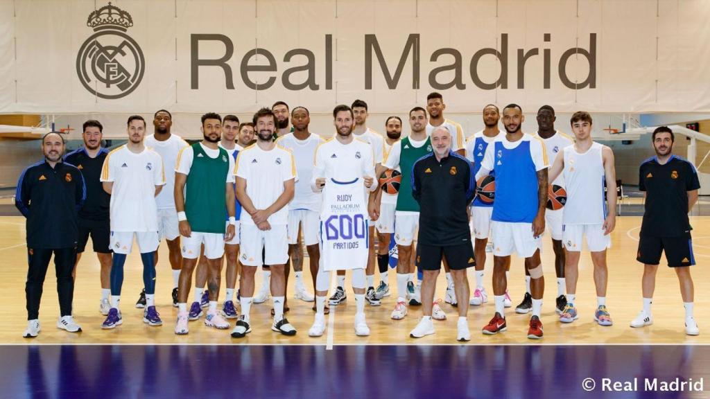 Rudy Fernández, posa junto a la plantilla del Real Madrid de Baloncesto con la camiseta conmemorativa de sus 600 partidos de blanco