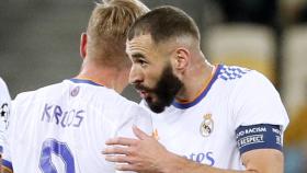 Karim Benzema y Toni Kroos se felicitan tras el gol en propia puerta de Kryvtsov