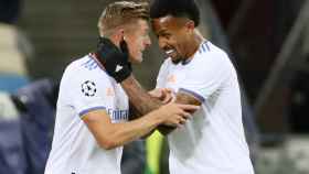 Eder Militao y Toni Kroos celebran el cuarto gol del Real Madrid al Shakhtar