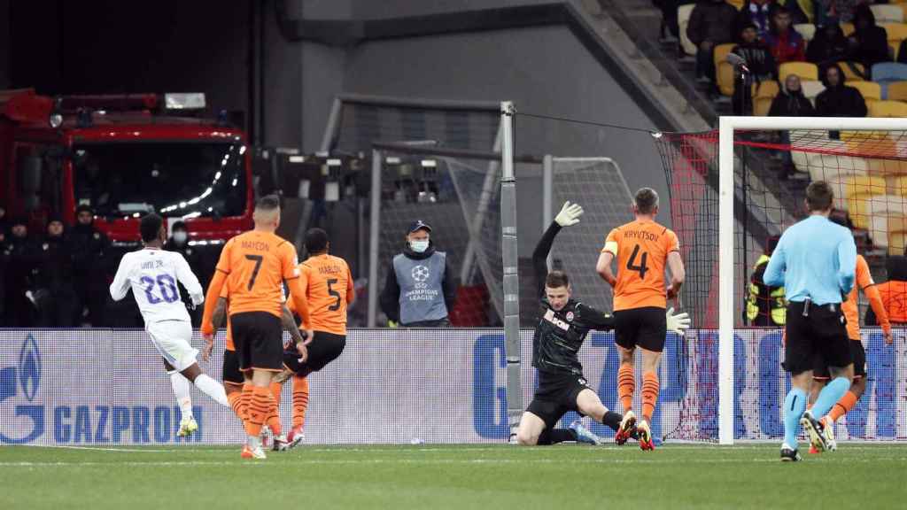 Vinicius supera a Anatolii Trubin y marca gol
