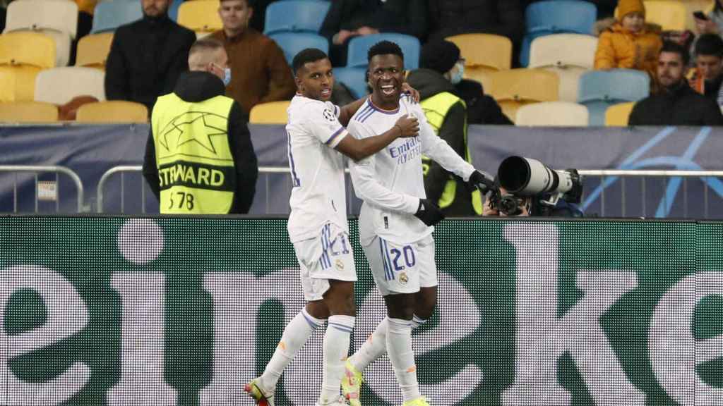Rodrygo felicita a Vinicius por su segundo gol al Shakhtar Donetsk