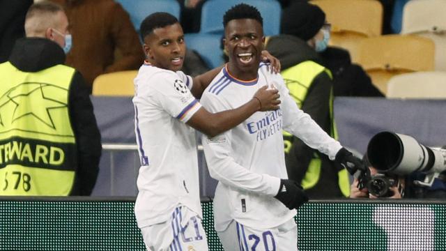 Rodrygo felicita a Vinicius por su segundo gol al Shakhtar Donetsk