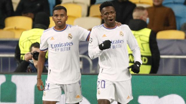 Rodrygo felicita a Vinicius por su segundo gol al Shakhtar Donetsk