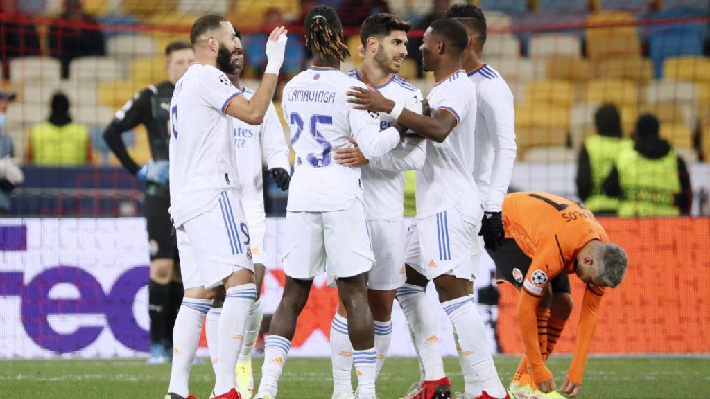 Karim Benzema celebra su gol al Shakhtar Donetsk con sus compañeros del Real Madrid