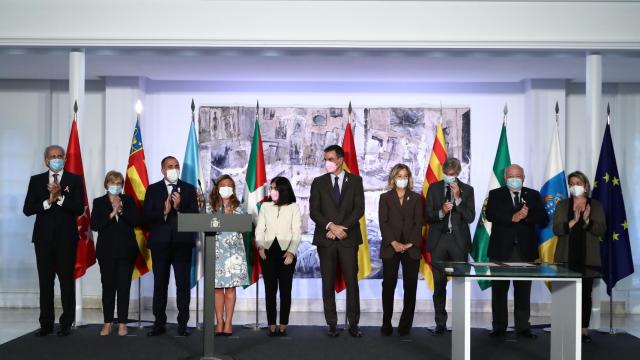 Foto de familia tras la firma del convenio.