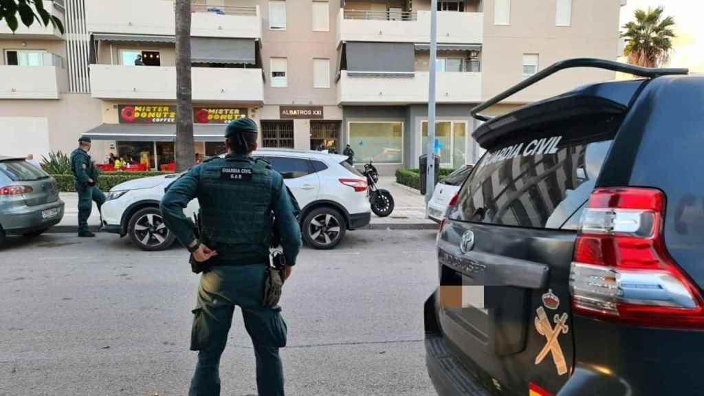 Un agente de la Guardia Civil en la operación de lucha contra el narcotráfico entre el Campo de Gibraltar y Málaga.