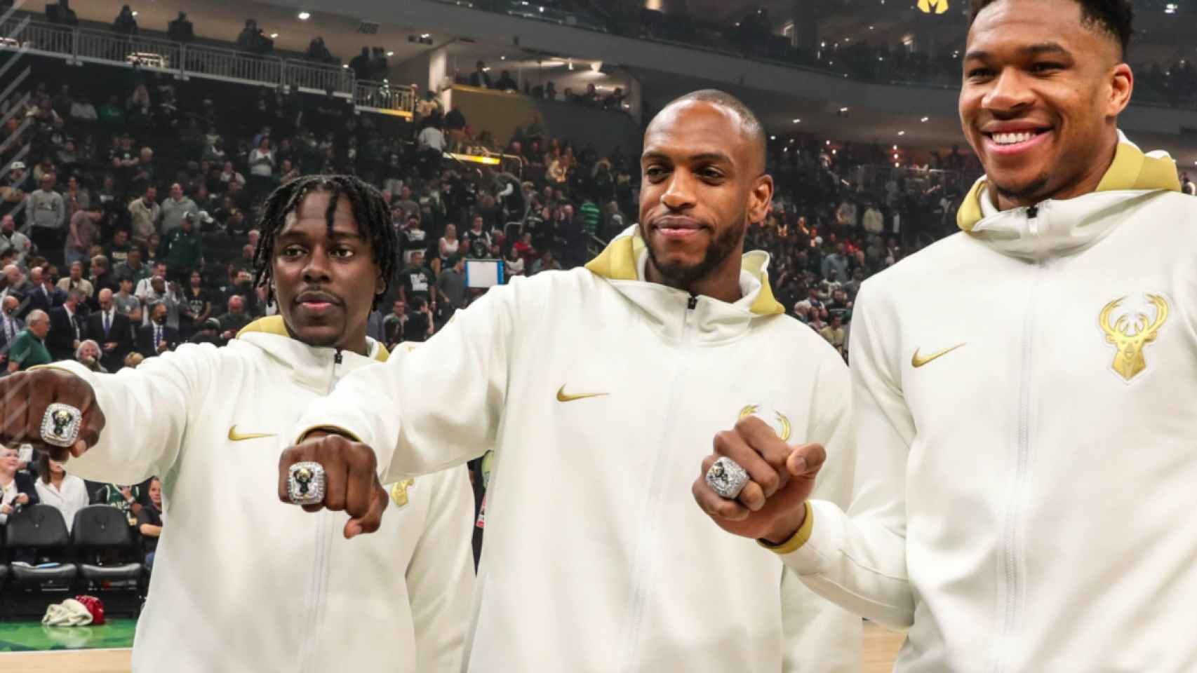 Los Milwaukee Bucks presumen de su anillo de la NBA