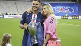 Mauro Icardi y Wanda Nara, con la Copa de Francia