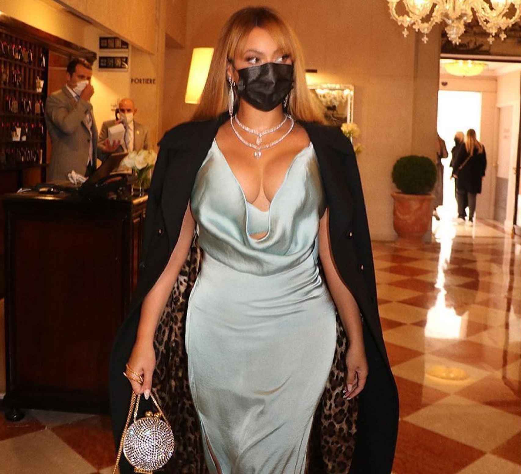 Beyoncé con abrigo de Dolce & Gabbana.