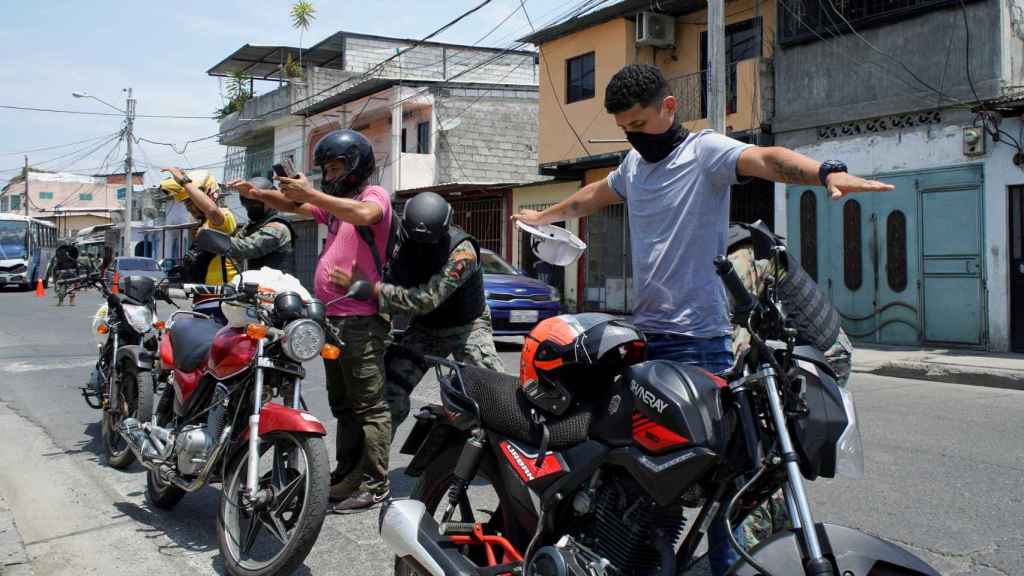 El Ejército cachea a ciudadanos durante el estado de excepción decretado por Lasso en Ecuador.
