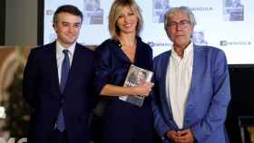 La periodista Susanna Griso (c) posa junto al ex asesor Iván Redondo (i) y el escritor Toni Bolaño (d).