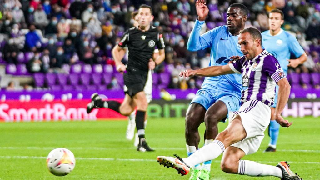 Momento de una jugada del partido entre el Real Valladolid y el UD Ibiza