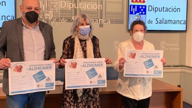 Manuel H. de Jesús, vicepresidente de AFA, la diputada de Bienestar Social, Eva Picado, y la presidenta de la asociación, Magdalena Hernández Mediero, presentaron los talleres