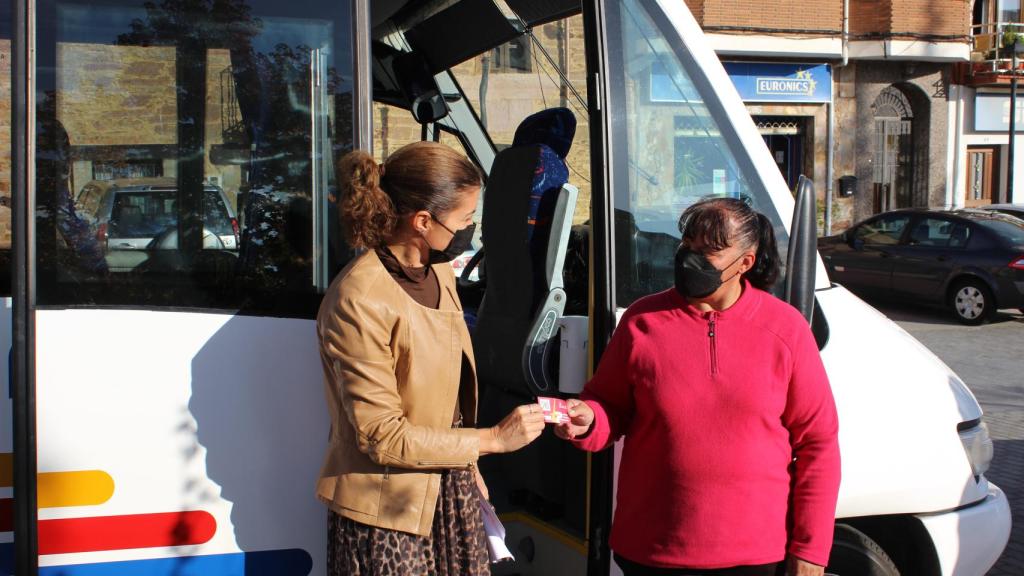 Clara San Damián con el bono de transporte rural en Tábara