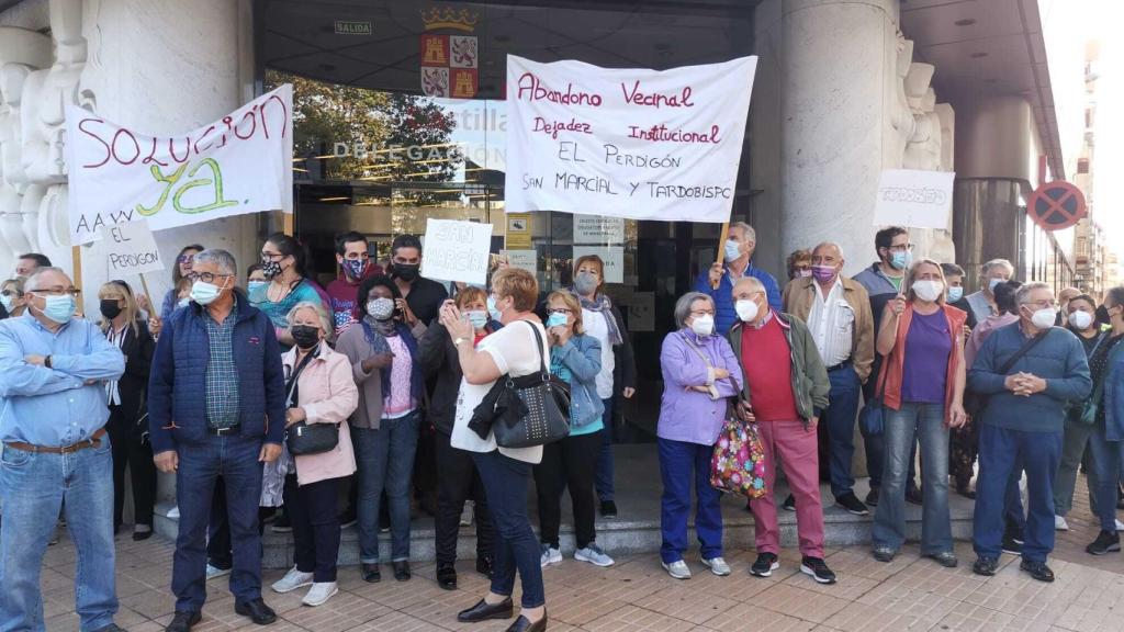 Protesta de los vecinos de San Marcial, Tardobispo y El Perdigón en la Delegación Territorial