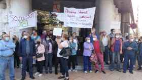 Protesta de los vecinos de  San Marcial, Tardobispo y El Perdigón en la Delegación Territorial