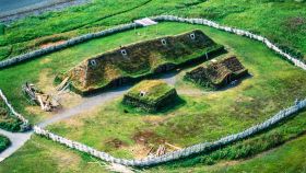 Reconstrucción de un edificio vikingo del yacimiento de L'Anse aux Meadows.
