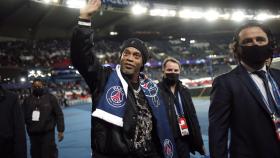 Ronaldinho, en el Parque de los Príncipes con la bufanda del PSG