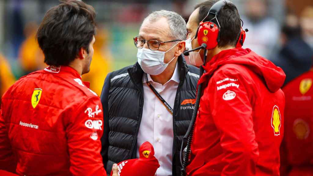Carlos Sainz Jr y Stefano Domenicali, en el Gran Premio de Turquía