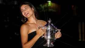 Emma Raducanu, con el trofeo de ganador del US Open