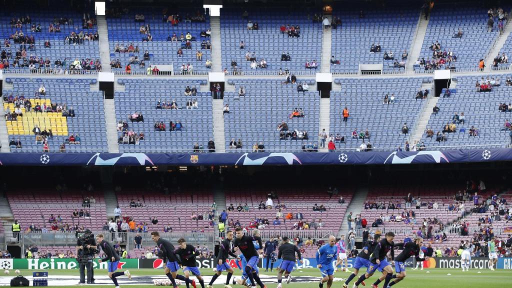 Calentamiento de los jugadores del Barcelona en el Camp Nou