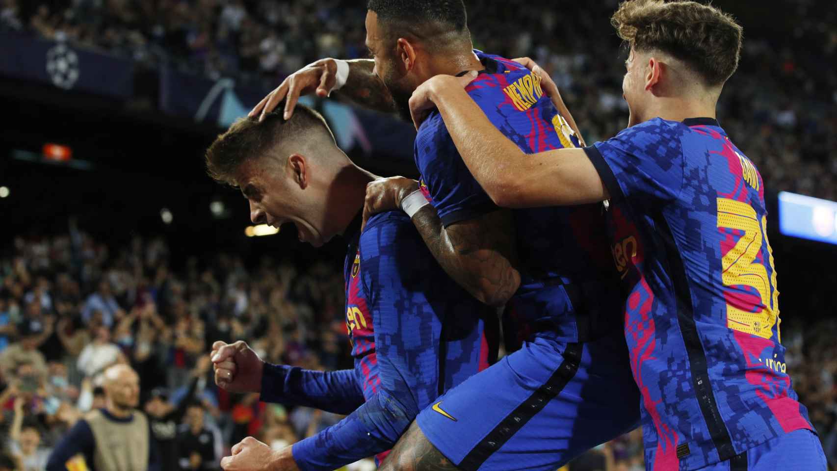 Piña de los jugadores del Barcelona para celebrar el gol de Gerard Piqué