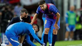 Jordi Alba, atendido por los servicios médicos del Barça