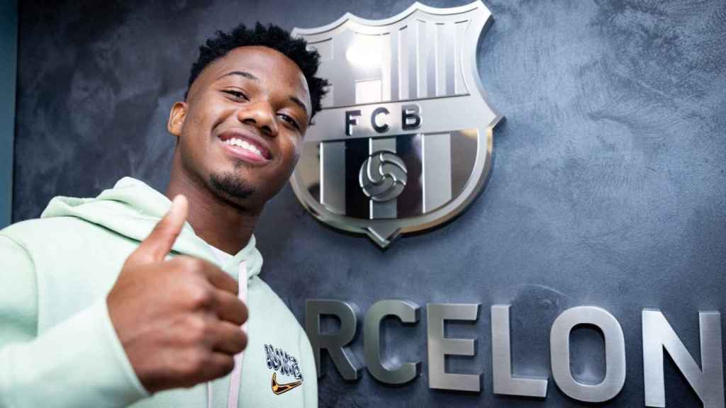 Ansu Fati posa con el escudo del Barcelona tras firmar su renovación