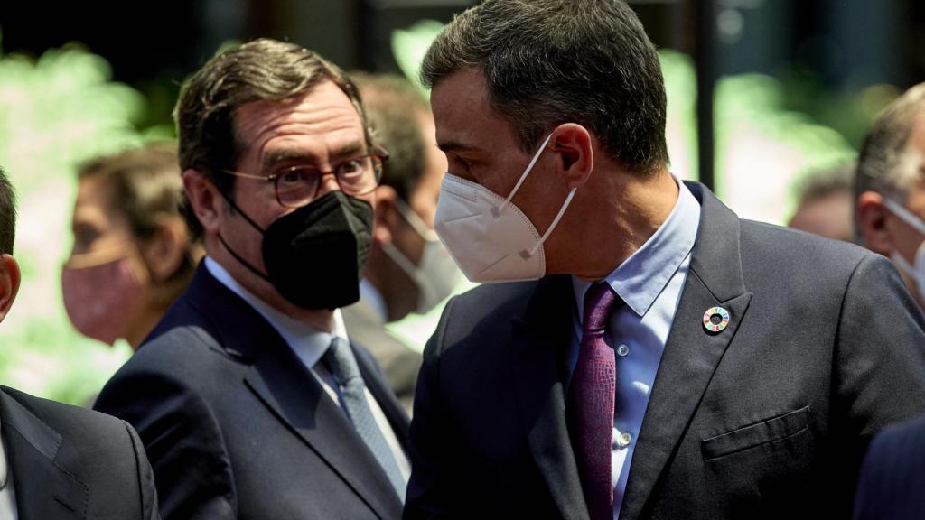 Antonio Garamendi, presidente de la CEOE, y Pedro Sánchez, presidente del Gobierno.