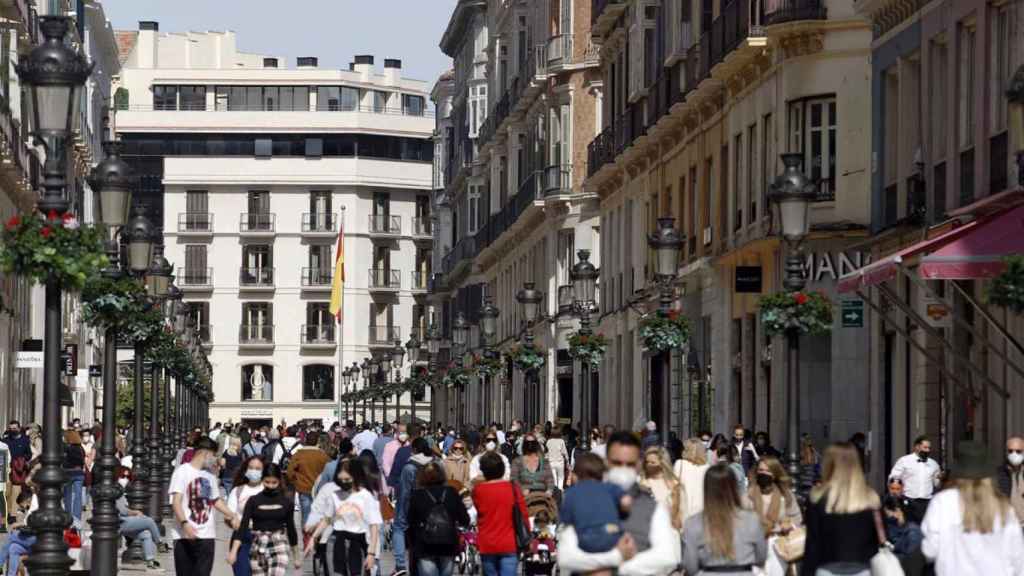 Un grupo de personas pasea por la calle Larios, en Málaga,