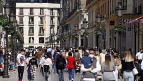 Un grupo de personas pasea por la calle Larios, en Málaga,