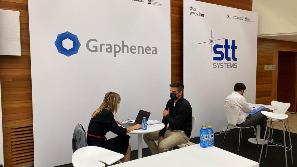 Un candidato, durante su entrevista de trabajo en la Feria del Talento.