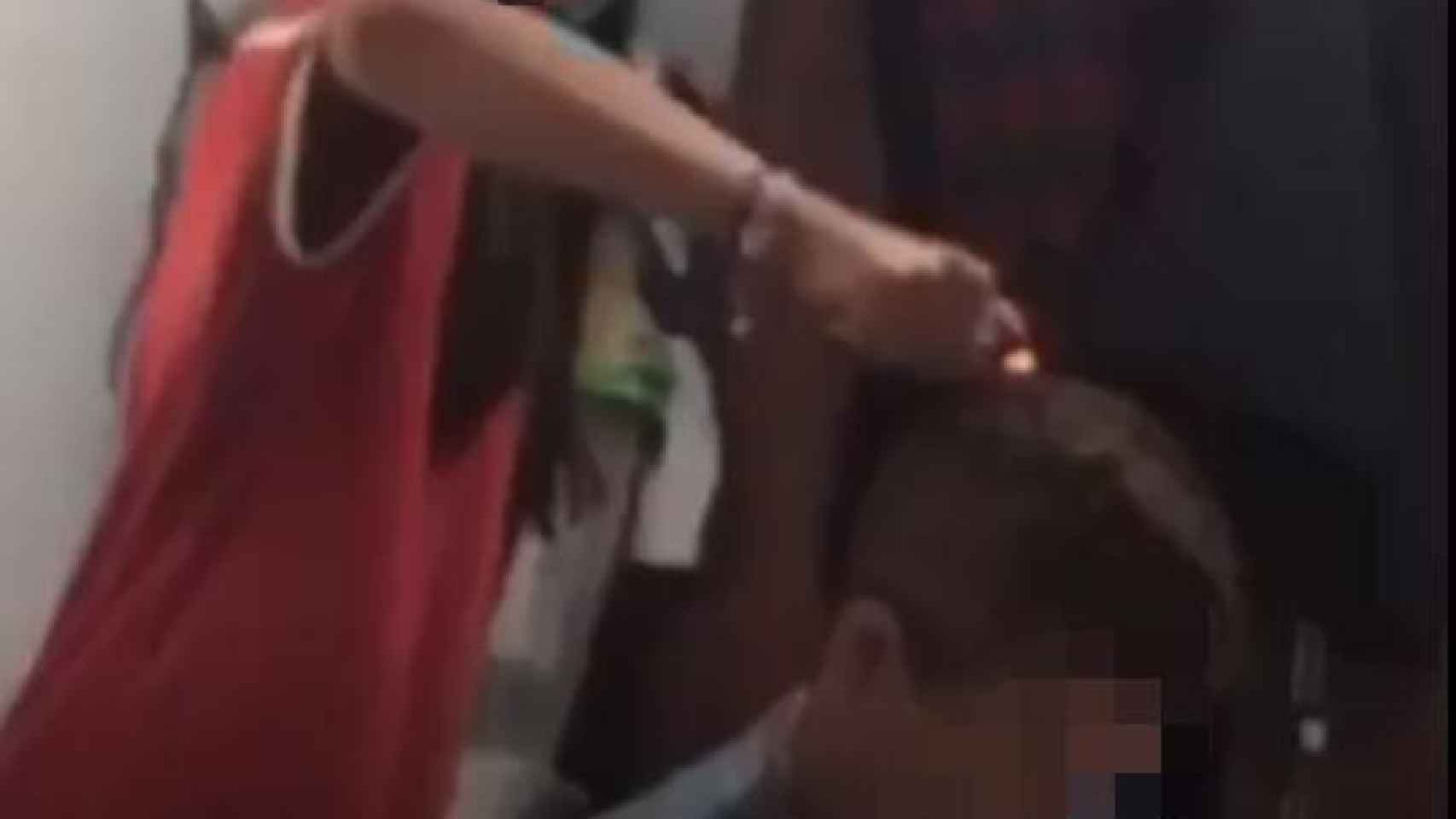 Captura del momento en que una de las menores le quema el pelo con un mechero.