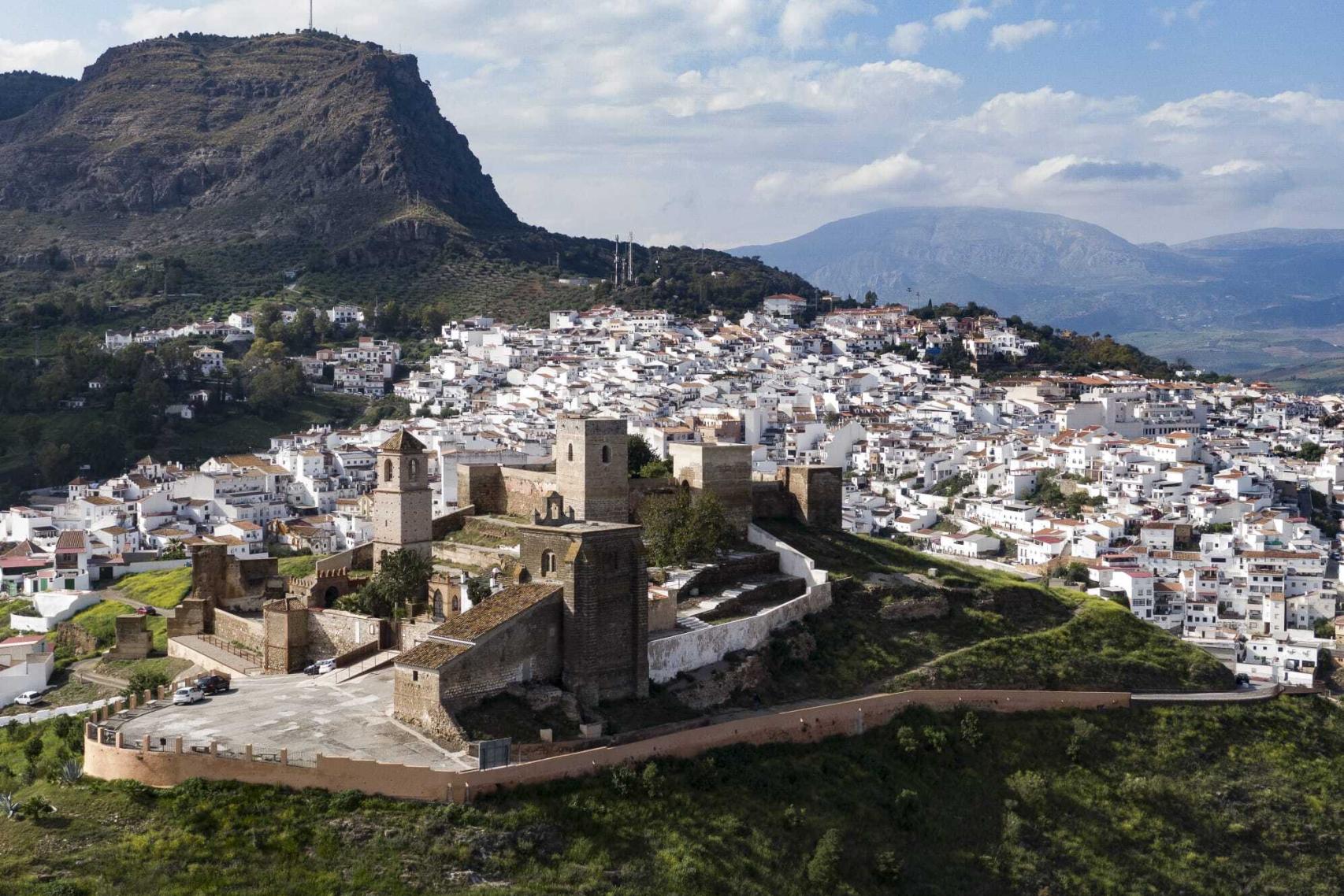 El castillo de Álora arropó el cementerio de la localidad durante dos siglos.