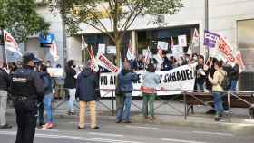 Trabajadores del Banco Sabadell en una concentración a las puertas de una de las oficinas de esta entidad en Valladolid.