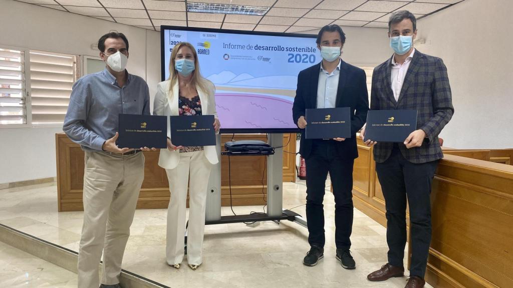 El alcalde de Torrevieja, Eduardo Dolón, el director general de Hidraqua, Jordi Azorín, el gerente de Agamed, Jorge Ballesta, y la gerente adjunta, Gema Cruz, en la presentación del informe.