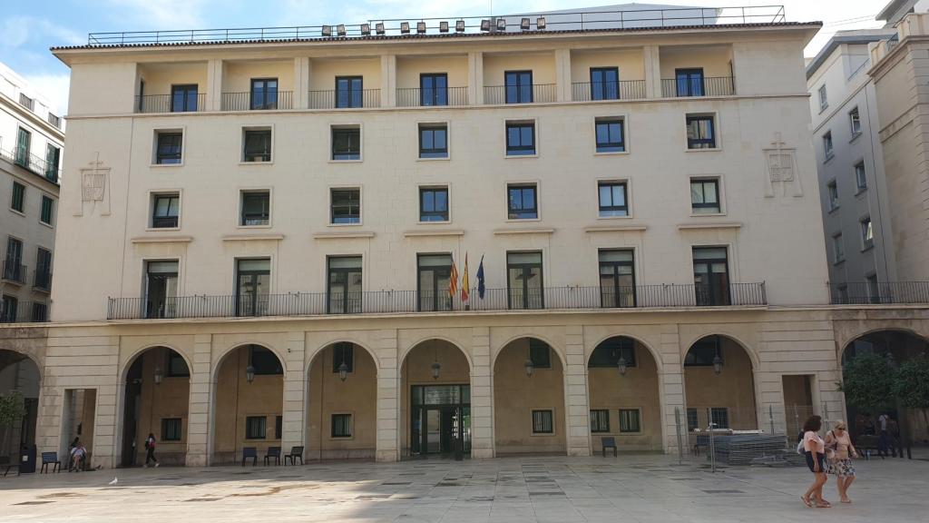 La Audiencia Provincial juzgará el caso de un hombre que presuntamente abusó de una menor en un centro comercial alicantino.