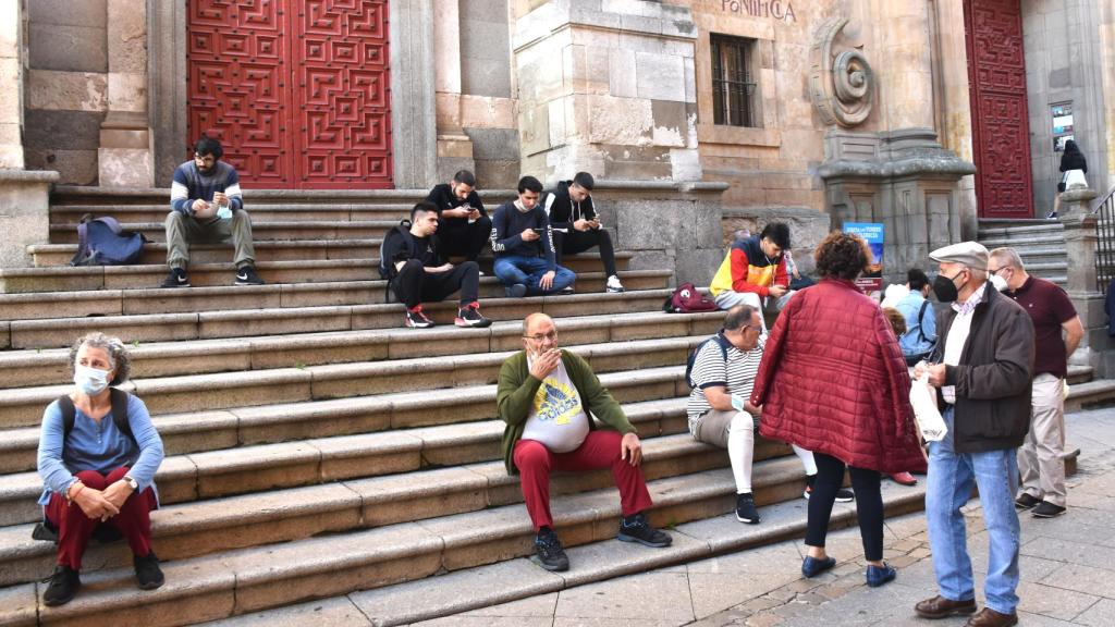 Turistas y estudiantes pasean por las calles de Salamanca