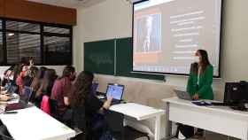 Una profesora imparte clase en un aula de la Universidad de Salamanca