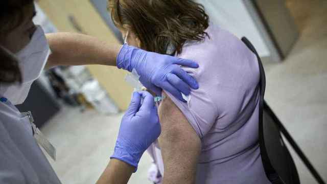 Una mujer recibe una vacuna contra la Covid.