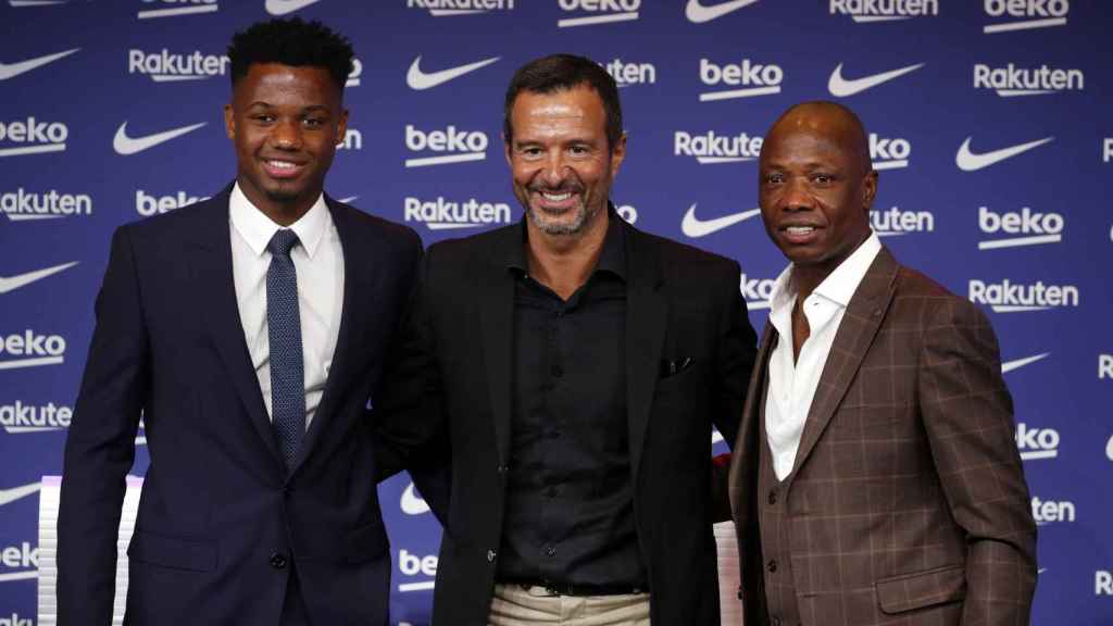 Ansu Fati, junto a su padre y Jorge Mendes en el acto de su renovación con el Barcelona