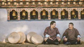 Dos butaneses en el país asiático que lleva décadas desarrollando el concepto de Felicidad Interior Bruta como indicador de progreso.