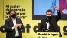 El líder de Bildu, Arnaldo Otegi, junto a Oriol Junqueras en un acto de campaña.