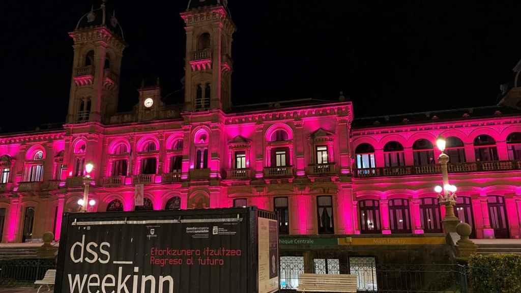 Reclamo de la WeekInn de San Sebastián, frente al ayuntamiento iluminado de la ciudad.