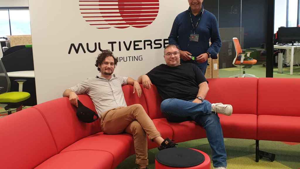 Sam Mugel (CTO), Román Orús (CSO) y, de pie, Enrique Lizaso (CEO), fundadores de Multiverse Computing, creadora y desarrolladora de la plataforma Singularity®.