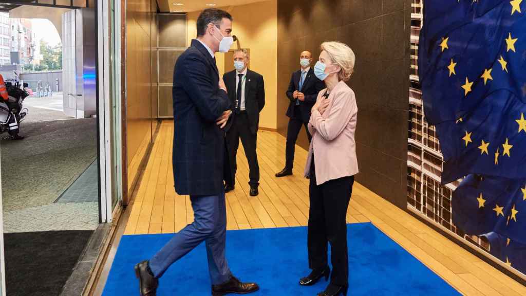 Pedro Sánchez saluda a Ursula von der Leyen durante su reunión este jueves en Bruselas