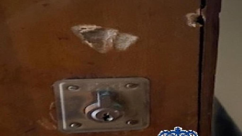 Imagen de la puerta de la vivienda donde fue encerrado un vecino de Fuengirola.